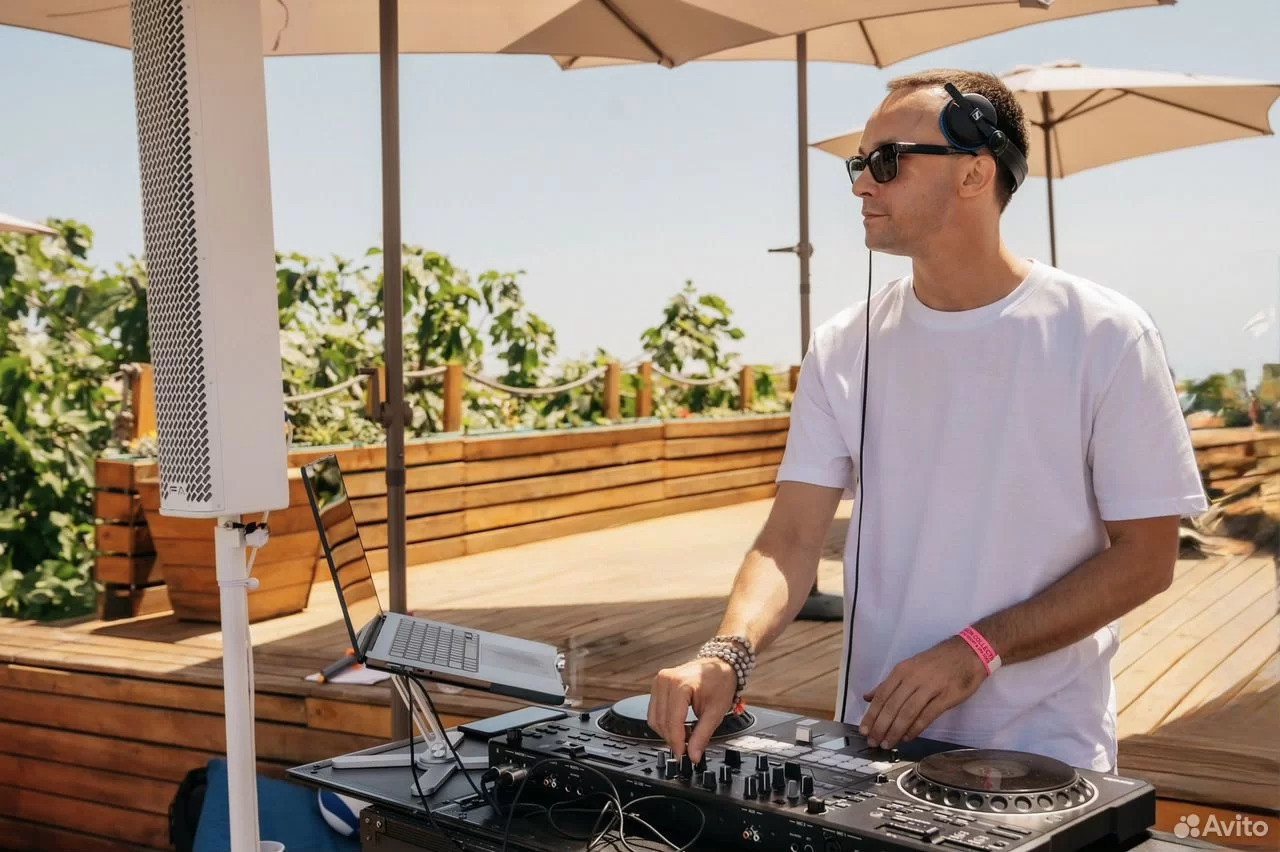 DJ Виталий Martin за пультом на летнем мероприятии